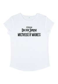 Vit bomulls-T-shirt med svart text som lyder "Marvel Studios Doctor Strange in the Multiverse of Madness." Kort ärm, rundad halsringning.