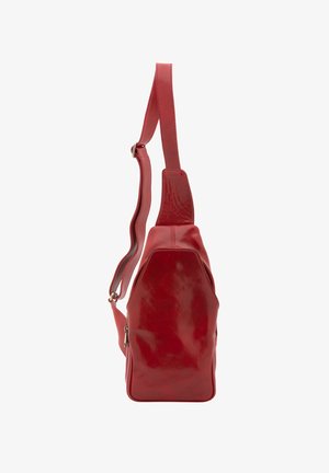 Rote Leder-Umhängetasche mit einem breiten, verstellbaren Gurt und Reißverschlusstasche, seitlich vor weißem Hintergrund dargestellt.