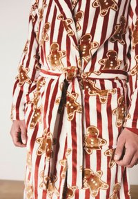 Robe a righe rosse e bianche realizzato in tessuto morbido, con un motivo di uomini di pan di zenzero, dotato di una vita legata e tasche laterali.