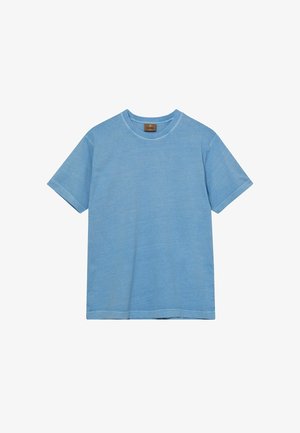 Hellblaues T-Shirt mit kurzem Arm und Rundhalsausschnitt, mit einem kleinen braunen Markenlabel innen am Kragen, auf weißem Hintergrund präsentiert.