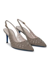 Tacchi slingback beige con punta affusolata, motivo a ritagli, cinturino sottile e accenti blu sul tallone. Materiale liscio e lucido.