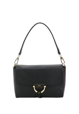 Schwarze Lederhandtasche mit strukturiertem Design, ausgestattet mit einem Verschluss aus goldfarbenem Metall und einem kurzen Schulterriemen. Oberflächenstruktur mit Muster.