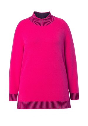 Fuchsia tröja med ribbat högkrage, långa ärmar och randiga detaljer vid ärmsluten och nederkant. Mjuk textur och avspänt snitt.