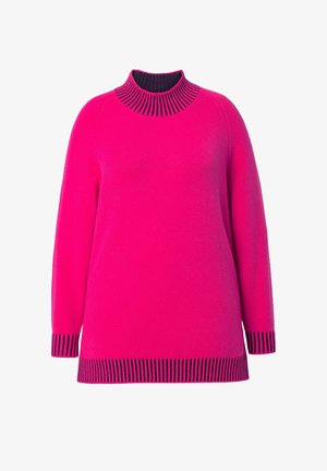 Fuchsia sweater med ribbet høj hals, lange ærmer og stribede detaljer ved manchetterne og kanten. Blød tekstur og afslappet pasform.