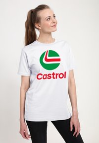 Weißes T-Shirt mit kurzen Ärmeln, das ein rundes grünes Logo mit roten und weißen Akzenten sowie das Wort "Castrol" in fettem roten Text zeigt.