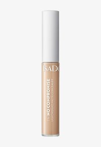 Correcteur mat léger dans un tube transparent, avec un bouchon blanc. Couleur beige avec un texte blanc bien visible indiquant "NO COMPROMISE" et "LIGHTWEIGHT MATTE CONCEALER".