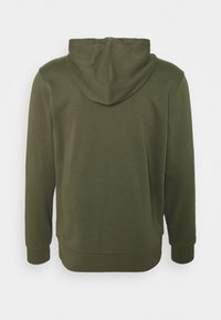 Olivengrøn hættetrøje med snoretræk i hætten, lange ærmer og ribkant i kant og ærmer. Blødt stof med en glat struktur.