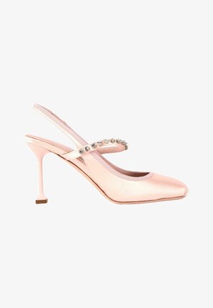 Różowe satynowe sandały na wysokim obcasie typu slingback z noskiem w szpic i paskiem ozdobionym okrągłymi, przezroczystymi kryształkami.