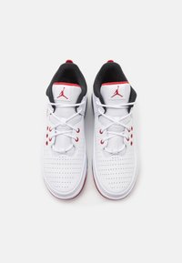 Vita sneakers med svarta och röda accenter, tillverkade av texturerat syntetiskt material. Har perforeringar, snörningssystem och logotyp på tungan.