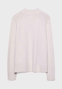Lys grå strikket sweater med høj hals, ribbede kanter og lange ærmer, der har en glat tekstur og sømløst skulderdesign.