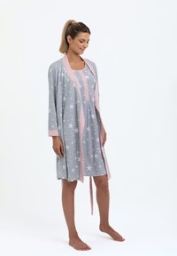 Szara nocna koszula z wzorem gwiazd i różowymi akcentami, z pasującym długim szlafrokiem, wykonana z miękkiego materiału i zaprojektowana z myślą o komforcie.
