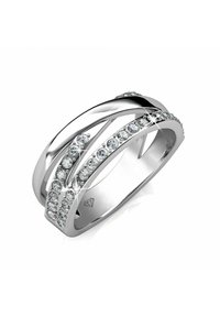 Anello d'argento con bande intrecciate, caratterizzato da una fila di gemme trasparenti su un lato e una superficie lucida. Design elegante e moderno.