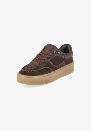 Brauner Wildleder-Casual-Sneaker mit dicker beiger Sohle, detaillierter Naht und braunen Schnürsenkeln, vor weißem Hintergrund gezeigt.