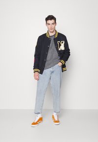 Redefined Rebel TORRES UNISEX - Camisola de lã polar - dark grey melange