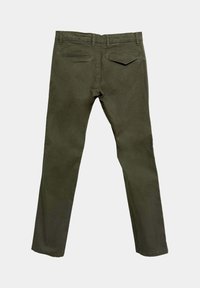 Pantalones rectos de color verde oliva, hechos de algodón. Presentan dos bolsillos traseros con solapas en ángulo y una textura suave.