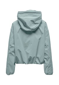 Veste de pluie à capuche bleu clair, manches longues et poignets élastiques, vue de dos sur fond blanc.