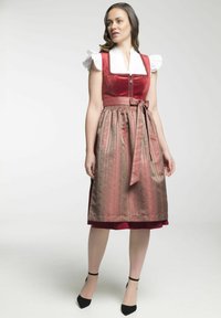 Rode fluwelen lijfje met witte gerimpelde mouwen, een taille die is aangesnoerd, en een lange, gemusterde bronzen rok. Heeft een gestrikte strik op de taille.