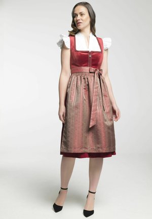 Rode fluwelen lijfje met witte gerimpelde mouwen, een taille die is aangesnoerd, en een lange, gemusterde bronzen rok. Heeft een gestrikte strik op de taille.