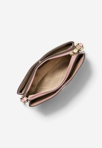 Borsa a due scomparti con esterno in pelle color cuoio, tasche con zip rosa e hardware dorato. L'interno presenta una texture trapuntata.