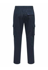 Pantaloni cargo blu navy con vita elastica, tasche laterali e una tasca posteriore. Realizzati in un tessuto resistente con una texture liscia.