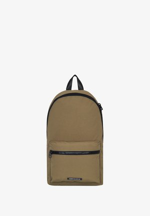 Khaki-farbenen Stoff-Rucksack mit runder Form, schwarzen Reißverschluss-Akzenten, vorderer Reißverschluss-Tasche und einem oberen Schlaufenhenkel zum Tragen.