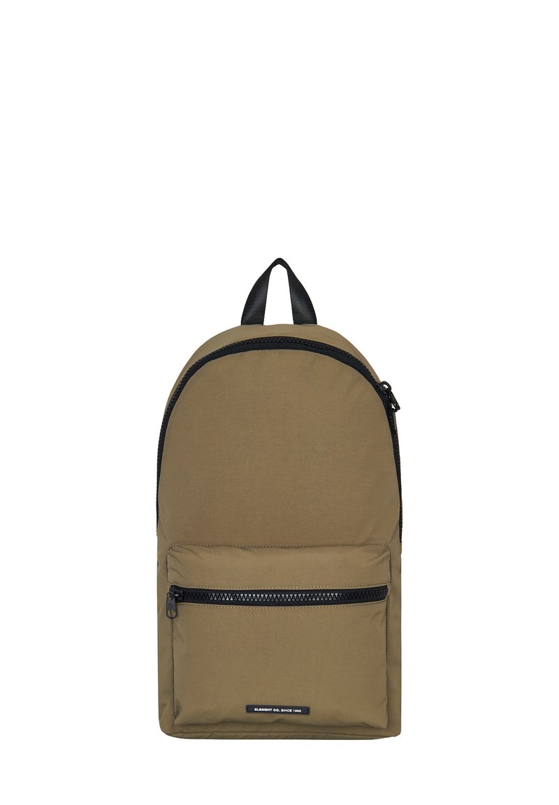Sac à dos en tissu khaki avec une forme ronde, accents de fermeture éclair noirs, poche avant zippée et une poignée en haut pour le transport.