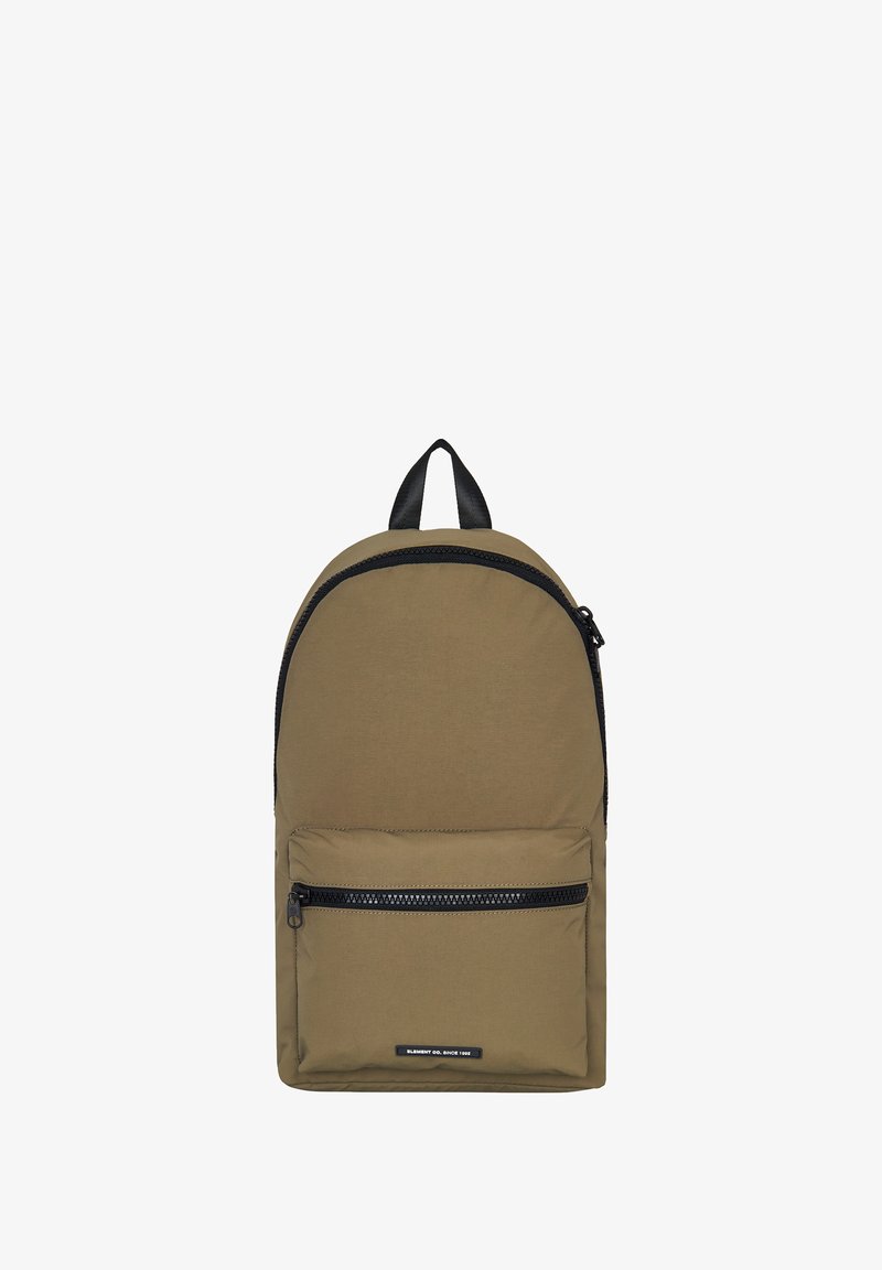 Khaki-farbenen Stoff-Rucksack mit runder Form, schwarzen Reißverschluss-Akzenten, vorderer Reißverschluss-Tasche und einem oberen Schlaufenhenkel zum Tragen.