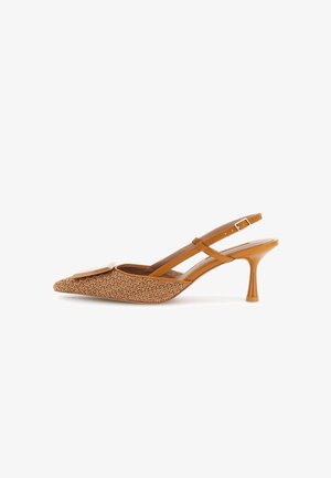 Beige gevlochten slingback-hak met puntige neus, voorzien van een kleine vierkante gesp aan de voorkant en een enkelbandje met gouden gesp.