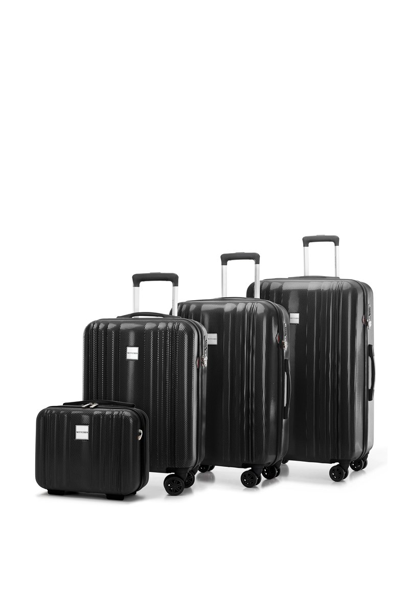 Vier zwarte harde koffers in verschillende maten. Ribbelstructuur, zilveren accenten, uitschuifbare handvatten en 360-graden draaibare wielen.