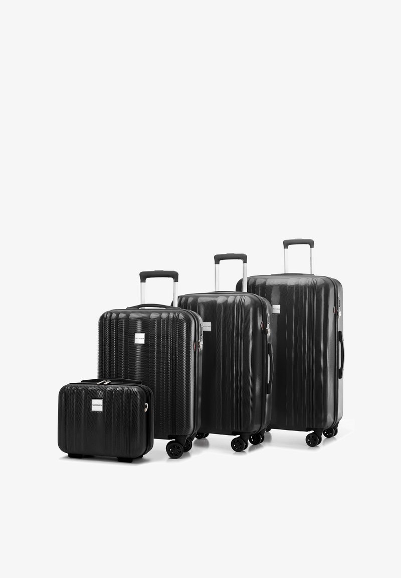 Vier zwarte harde koffers in verschillende maten. Ribbelstructuur, zilveren accenten, uitschuifbare handvatten en 360-graden draaibare wielen.