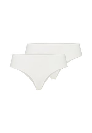 Dwie gładkie białe bezszwowe damskie majtki bikini ułożone na płasko, jedna lekko za drugą.