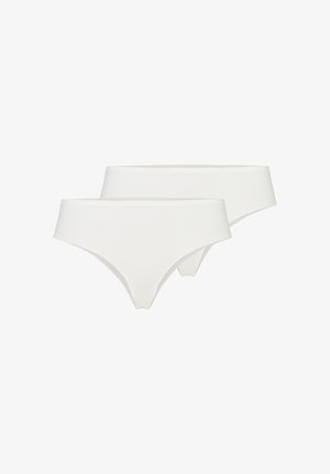 Twee effen witte naadloze damesbikini's plat neergelegd, één iets achter de ander.