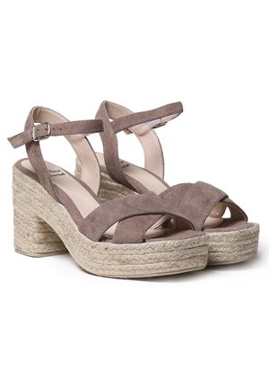 Brązowe sandały na koturnie zamszowe z platformą w stylu espadryli z linowego sznura, z krzyżującymi się paskami oraz zapięciem na klamrę wokół kostki.