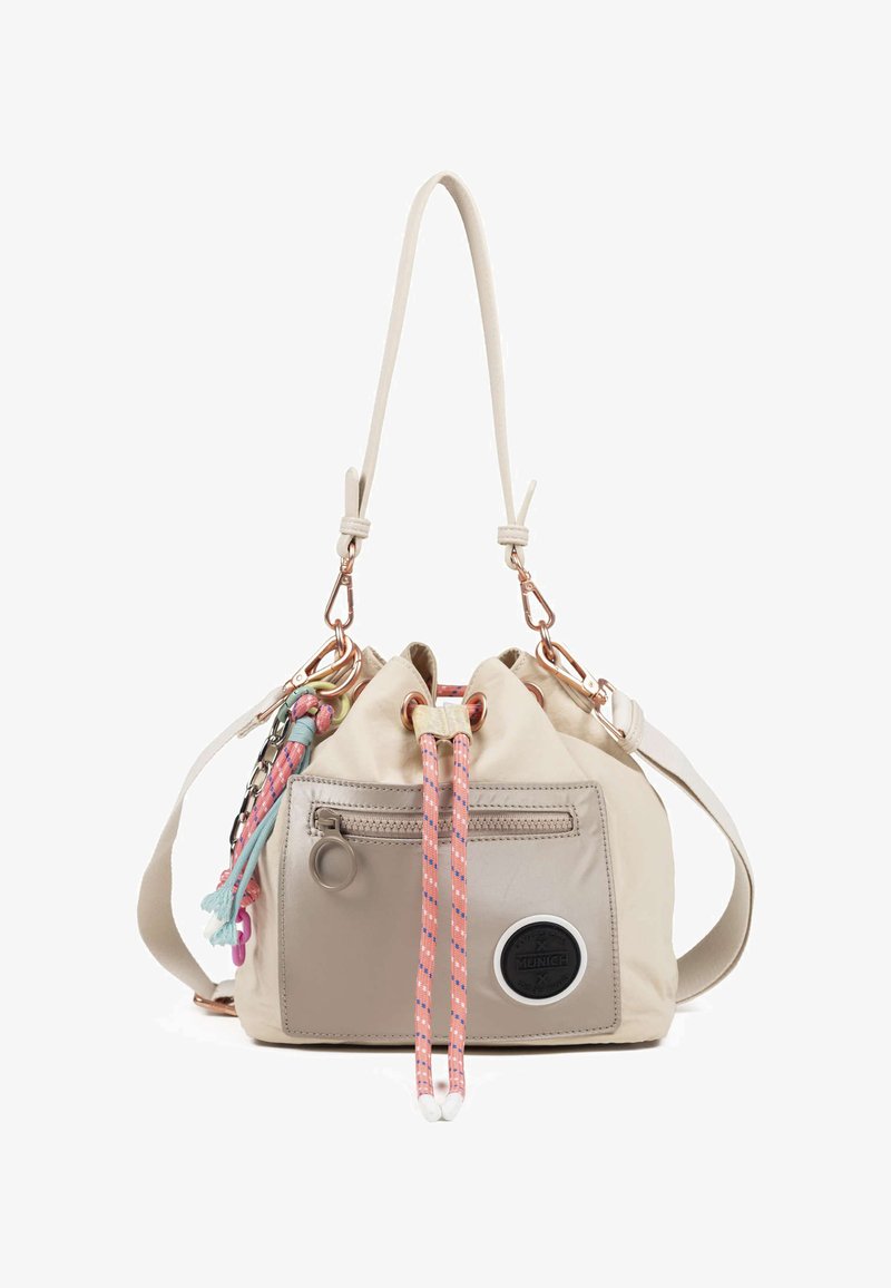 Beige Eimer Tasche aus synthetischem Material mit doppelt geflochtenen Kordeln, Reißverschlusstasche und dekorativen Quasten in Pastellfarben.