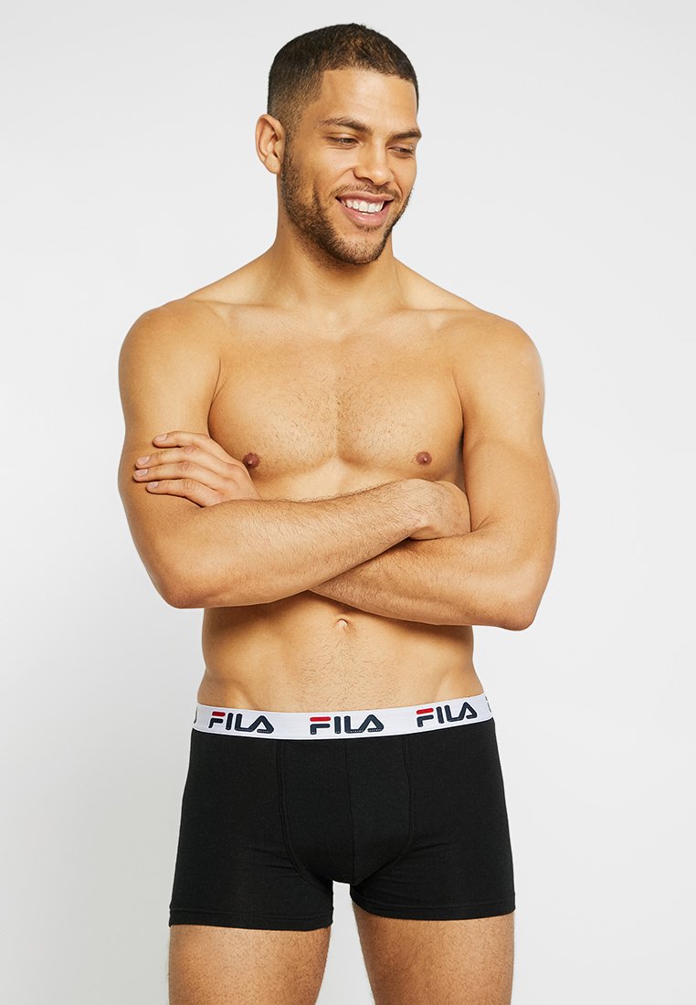 Zwarte boxer shorts met een witte tailleband die rode en blauwe accenten heeft. De stof lijkt zacht en glad, en past nauw aan.