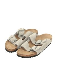 Sandales en suede gris avec deux sangles réglables et des boucles métalliques, dotées d'une semelle en liège brun et d'une semelle en caoutchouc noir.