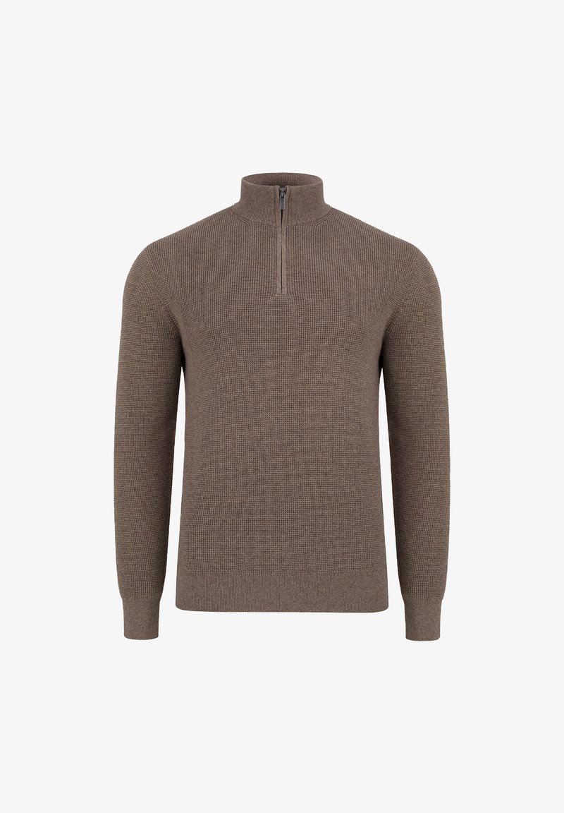 Brązowy dziergany sweter z długim rękawem, z kołnierzem na pół zamki, prążkowanymi mankietami i pasem, zaprezentowany na białym tle z przodu.