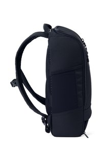 Schwarzer Rucksack mit einem eleganten Design, strukturiertem Stoff, verstellbaren Trägern und einem Reißverschlussfach für organisierten Stauraum.