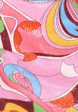 Tissu à paillettes multicolores présentant un motif tourbillonnant. Les couleurs principales comprennent le rose, l'orange, le jaune, le vert et le bleu. Texture lisse.