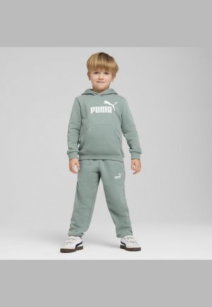 Grøn hætte sweatshirt og bukser sæt lavet af blød stof, med et stort hvidt Puma-logo på fronten og matchende logo på bukserne.