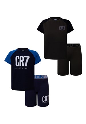 Twee sets van CR7 merk korte mouwen tops en bijpassende shorts, één in zwart en één in marineblauw met blauwe mouwen.