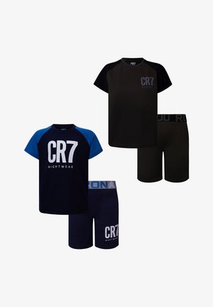 Twee sets van CR7 merk korte mouwen tops en bijpassende shorts, één in zwart en één in marineblauw met blauwe mouwen.