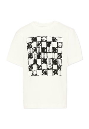 Biały t-shirt z krótkim rękawem z czarno-białym wzorem w kratę, na którym znajdują się twarze misiów oraz litery tworzące napis "MOSCHINO."