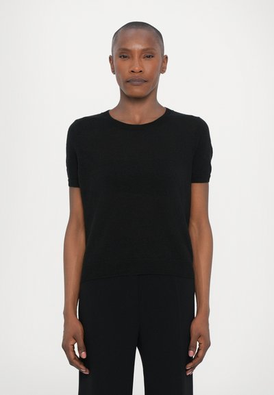 Pull noir à manches courtes avec un col rond, fabriqué dans un tissu lisse et doux. Design ajusté avec des détails de bas ribbés.