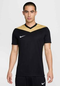 Schwarzes Sport-T-Shirt mit einem goldfarbenen Chevron-Design auf den Schultern, V-Ausschnitt, kurzen Ärmeln und einem dezenten Nike-Logo auf der Brust.