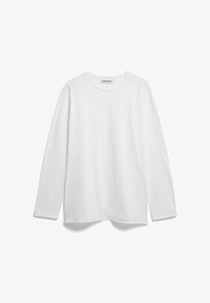 Wit T-shirt met lange mouwen en ronde hals, met een klein merkembleem aan de binnenkant van de kraag, weergegeven op een effen witte achtergrond.