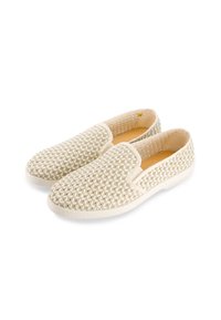 Beige geweven instapschoenen met een textuur oppervlak, elastische zijaccenten en een gevoerde binnenkant. Witte rubberen zool voor grip en comfort.