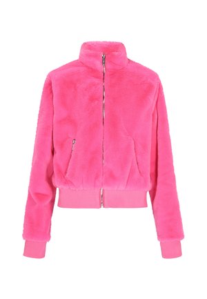 Chaqueta de pelaje sintético de color rosa brillante con cuello alto, cierre frontal con cremallera y puños acanalados. Presenta un ajuste corto y una superficie suave y texturizada.