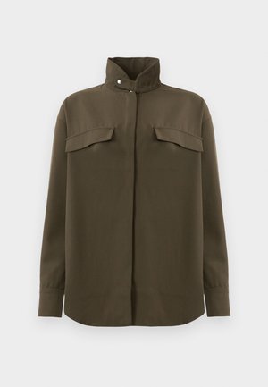 Chemise marron à manches longues avec col montant et bouton-pression, deux poches à rabat à l'avant et patte de boutonnage dissimulée.
