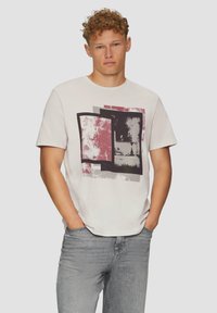 QS MIT FRONTDRUCK - T-shirt print - hellgrau